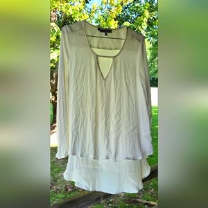 Jennifer López cream blouse